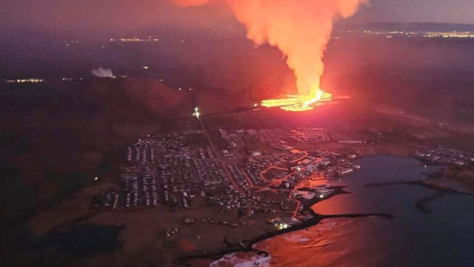 Lava steigt aus einer Erdspalte nahe dem Ort Grindavík in die Höhe (Archivfoto): Für viele Anwohner ist die Unsicherheit, ob sie jemals wieder zurückkehren können, das schlimmste.