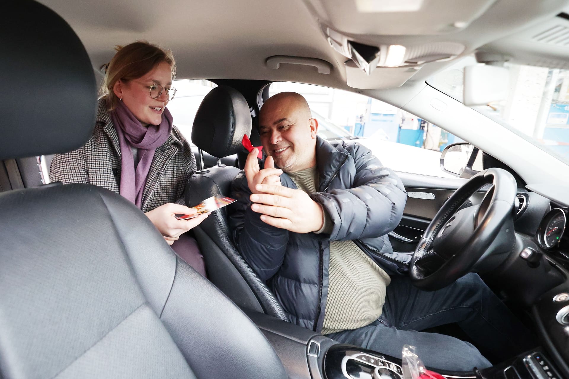 Taxifahrer Kamanli Cumhur übergibt eine Kondom-Postkarte.