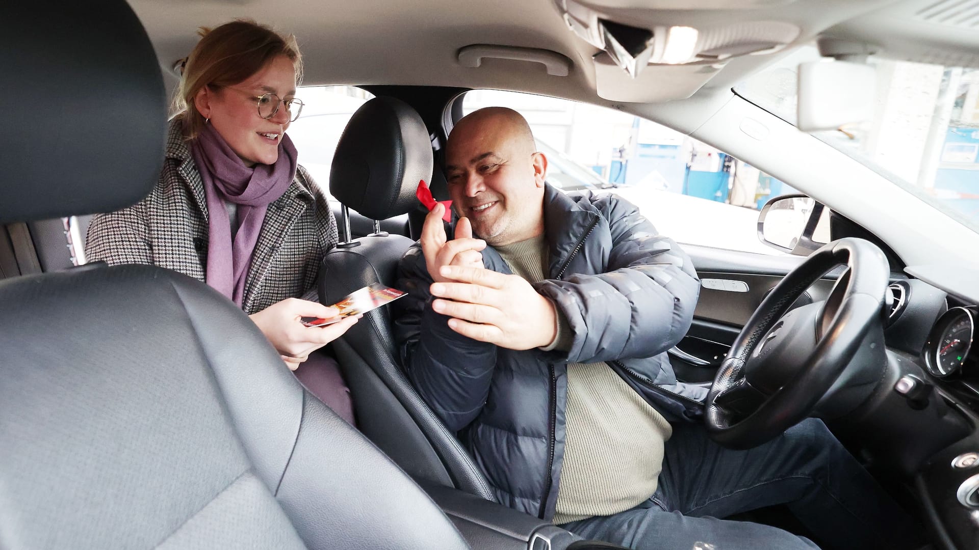 Taxifahrer Kamanli Cumhur übergibt eine Kondom-Postkarte.