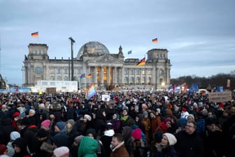Demonstration gegen rechts am Reichstag (Archivbild): Dort wollen am Samstag erneut Zehntausende Menschen zusammenkommen.