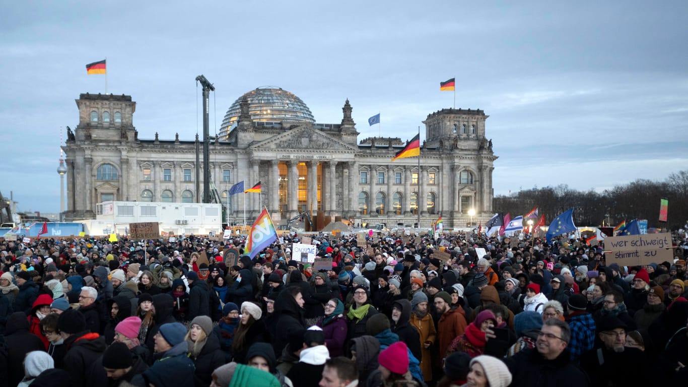 Demonstration gegen rechts am Reichstag (Archivbild): Dort wollen am Samstag erneut Zehntausende Menschen zusammenkommen.