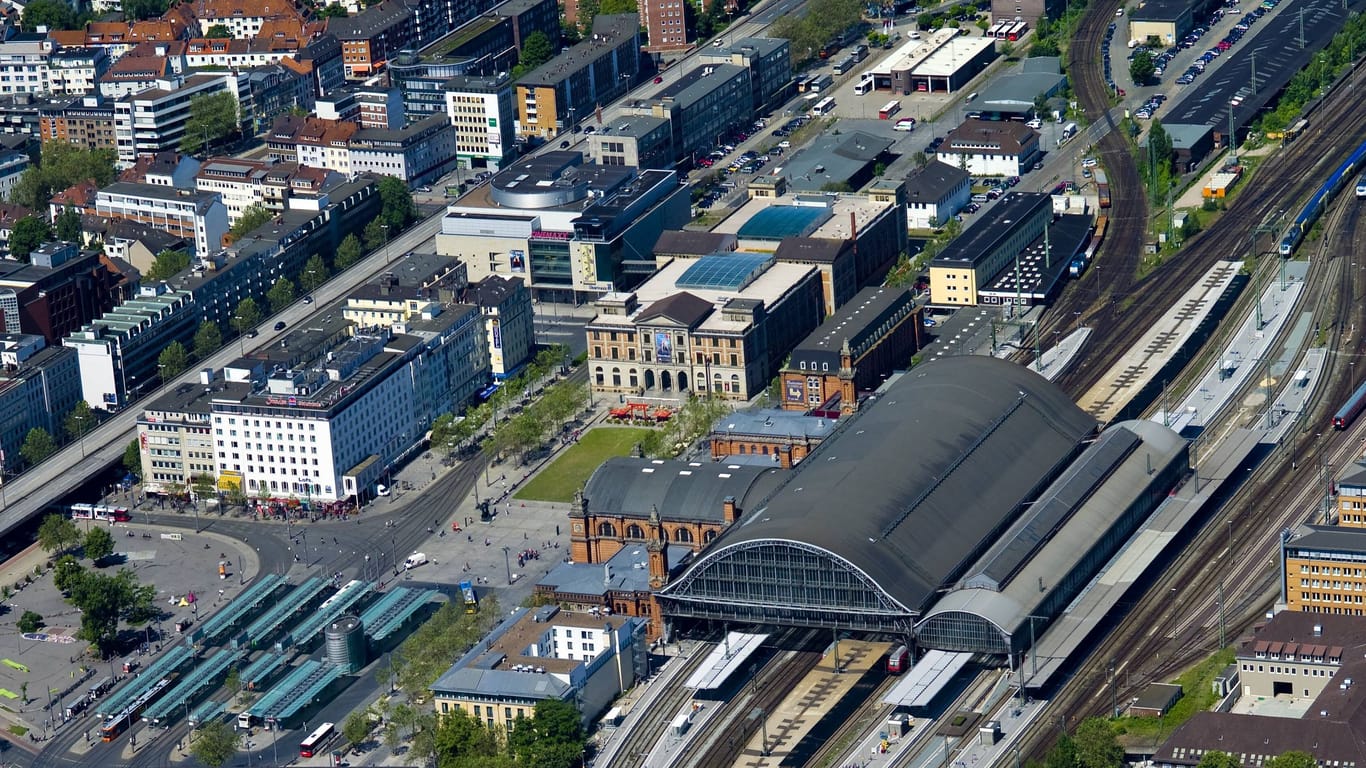Bremer Hauptbahnhof aus der Luft (Archivfoto): Der neue Terminal befindet sich hinter dem Überseemuseum.