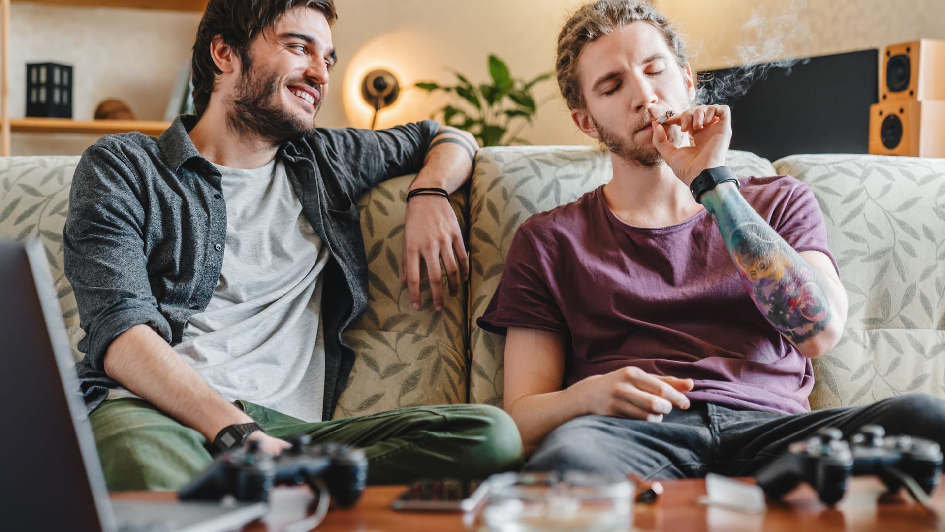 Zwei Männer rauchen einen Joint