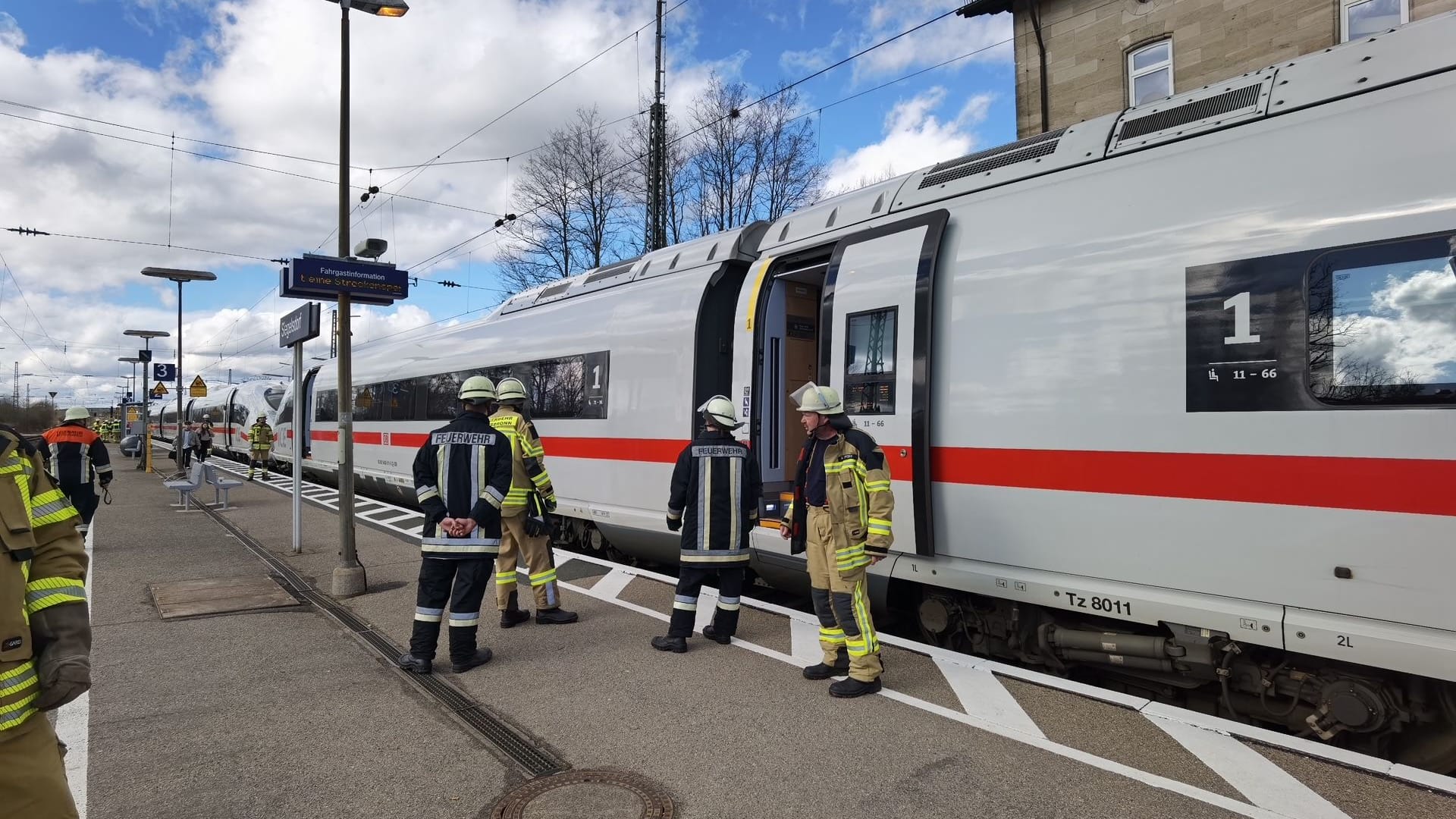 Wegen einer kaputten CO2-Flasche musste ein ICE in Siegelsdorf vollständig evakuiert werden. Wegen einer kaputten CO2-Flasche musste ein ICE in Siegelsdorf vollständig evakuiert werden.