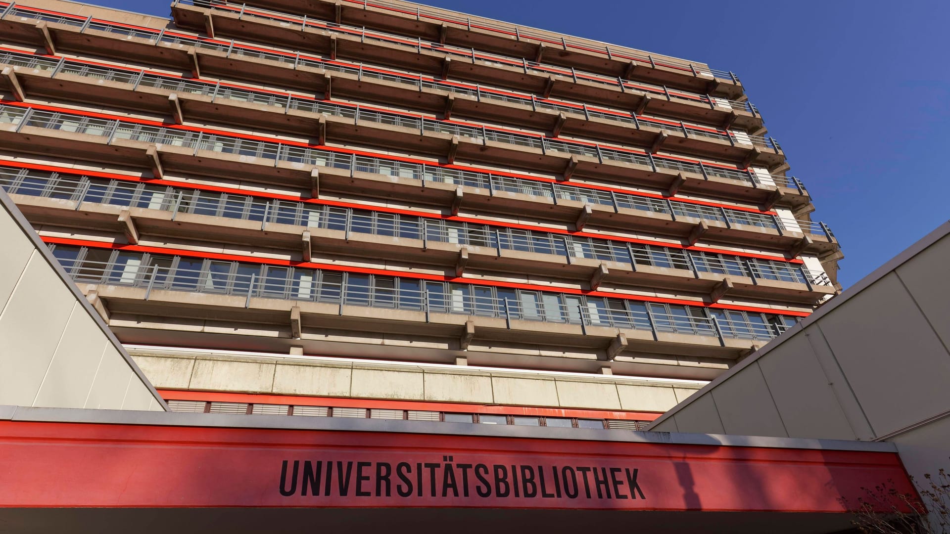 Die Bibliothek der Universität Duisburg-Essen (Archivbild): Auf einer Toilette im Gebäude sollen Frauen heimlich gefilmt worden sein.