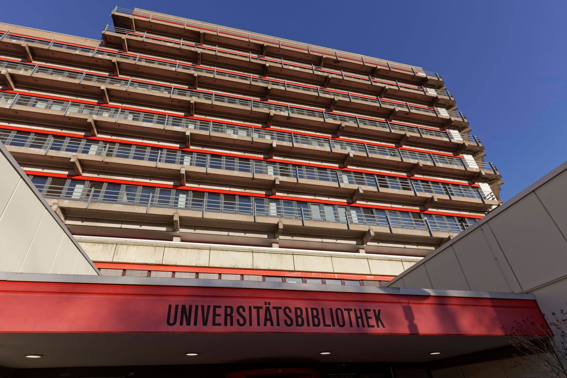 Die Bibliothek der Universität Duisburg-Essen (Archivbild): Auf einer Toilette im Gebäude sollen Frauen heimlich gefilmt worden sein.