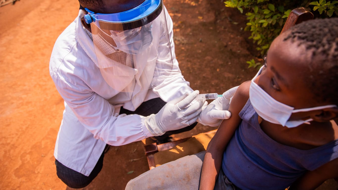 Malaria bei Kindern: Der neue Impfstoff R12 schützt Kleinkinder besonders effektiv.