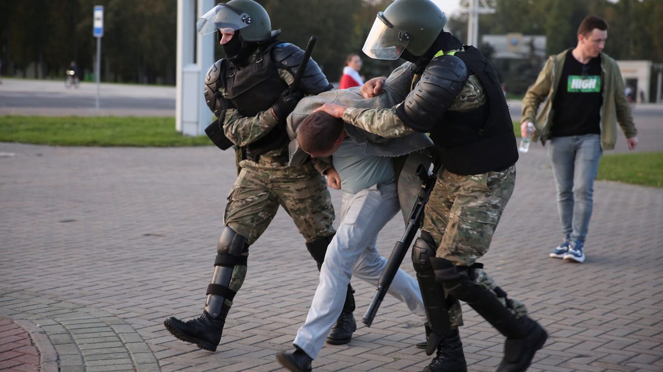 Ein Protestierender wird gewaltsam abgeführt (Archivbild): "Lukaschenko hat eine Atmosphäre der Angst geschaffen", sagt KAS-Experte Wöllenstein.