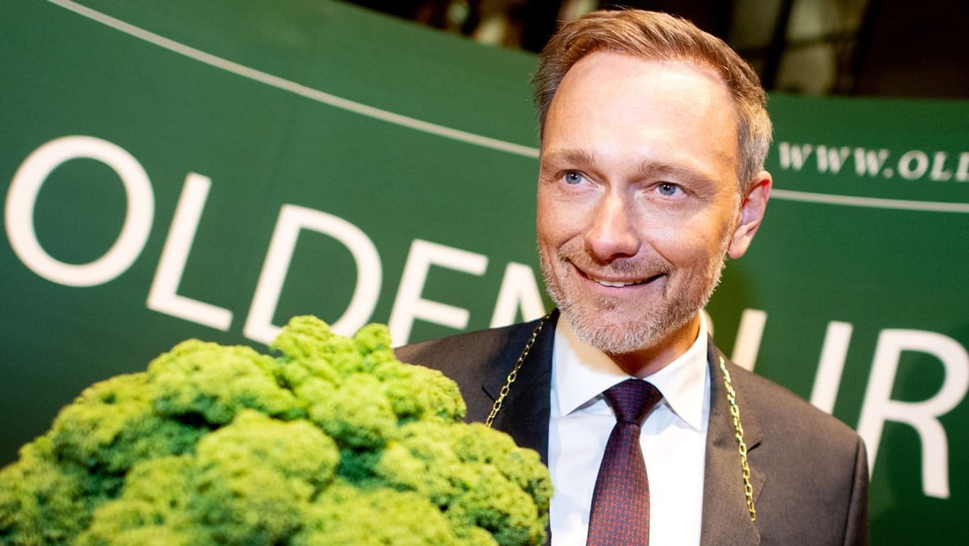 Bundesfinanzminister Christian Lindner (FDP) als Oldenburger Grünkohlkönig (Archivbild): Zur Ernennung bekommt man eine Kohlkette und eine Grünkohlpflanze, auch bekannt als "Oldenburger Palme".