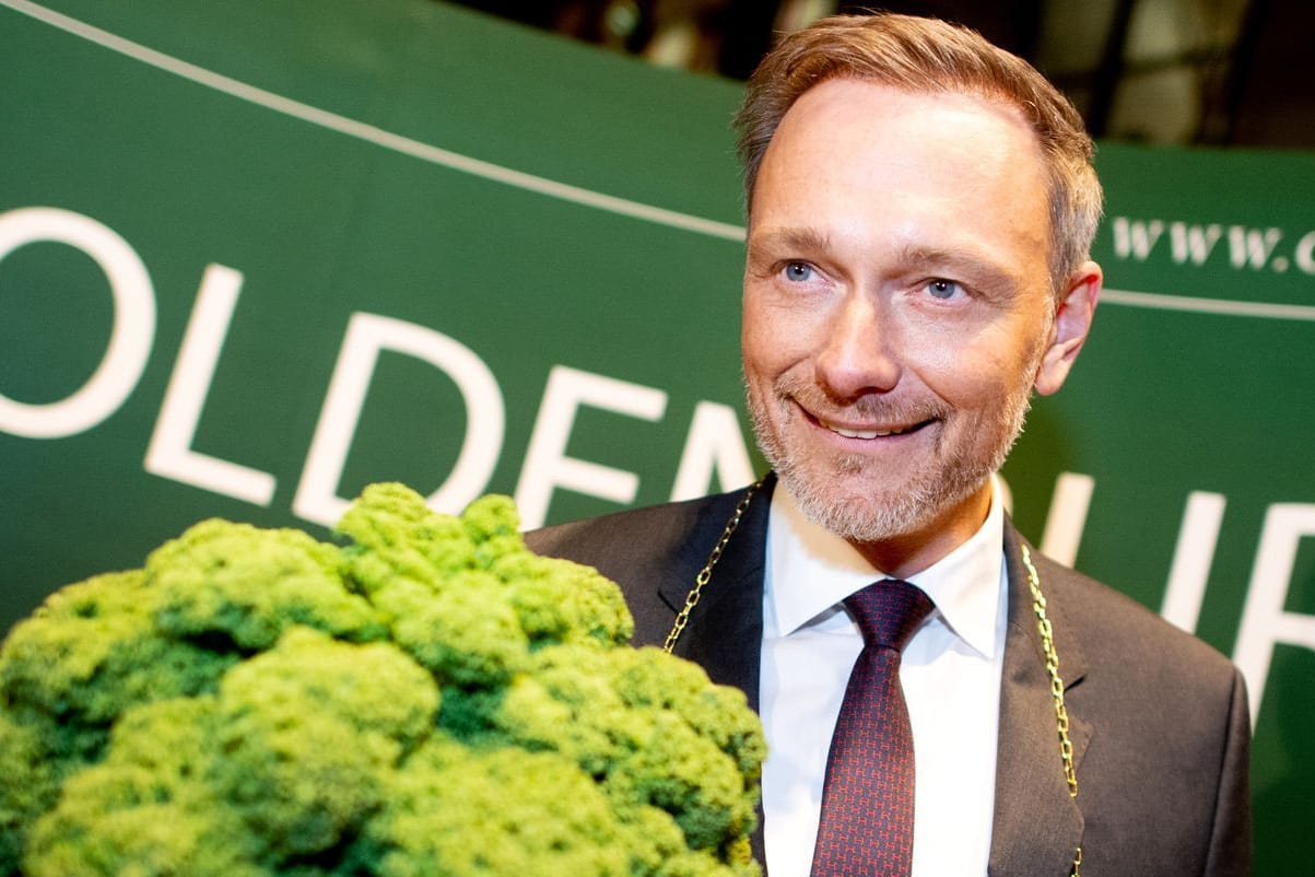 Bundesfinanzminister Christian Lindner (FDP) als Oldenburger Grünkohlkönig (Archivbild): Zur Ernennung bekommt man eine Kohlkette und eine Grünkohlpflanze, auch bekannt als "Oldenburger Palme".