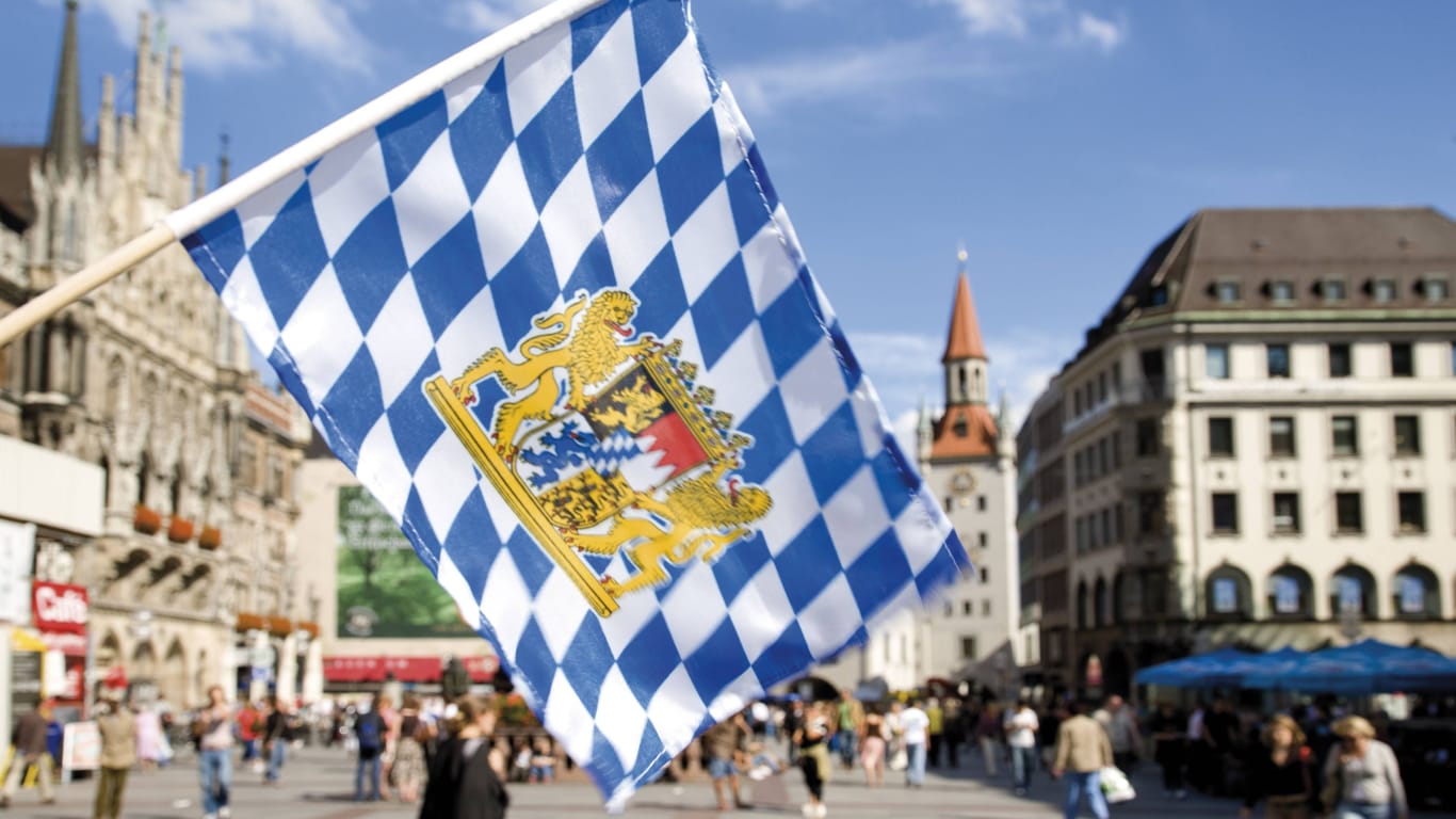 München: Eine Bayern-Flagge wehr vor dem Marienplatz.