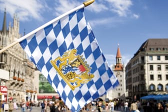 München: Eine Bayern-Flagge wehr vor dem Marienplatz.