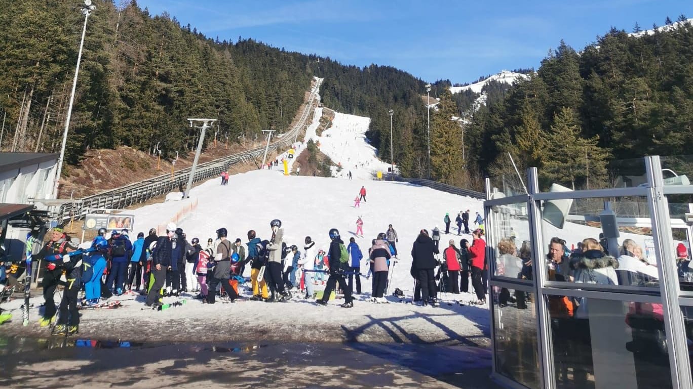 Österreich: grüne Baumwipfel, blanker Asphalt, ein bisschen Kunstschnee.