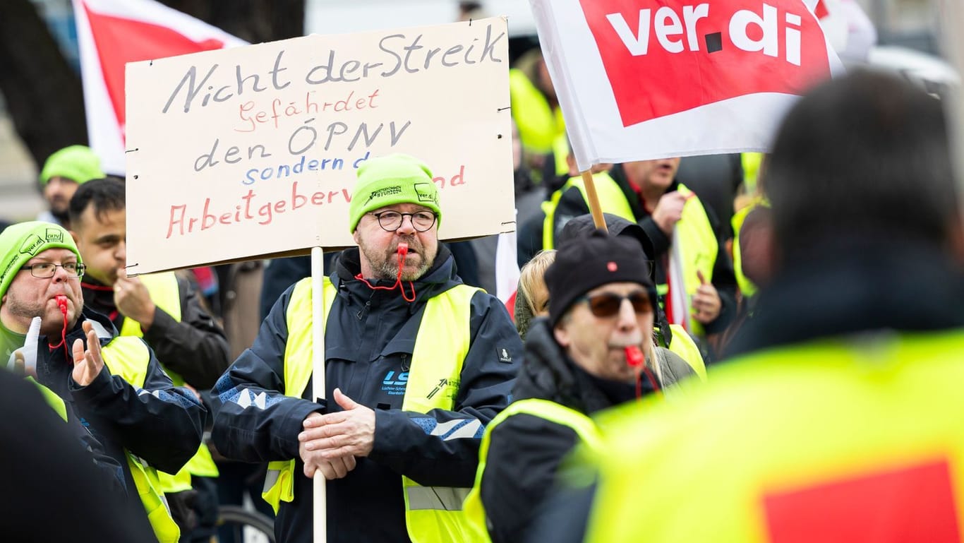 Ein Teilnehmer einer Verdi-Demonstration in Hannover: Sie fordern unter anderem eine bessere Bezahlung.
