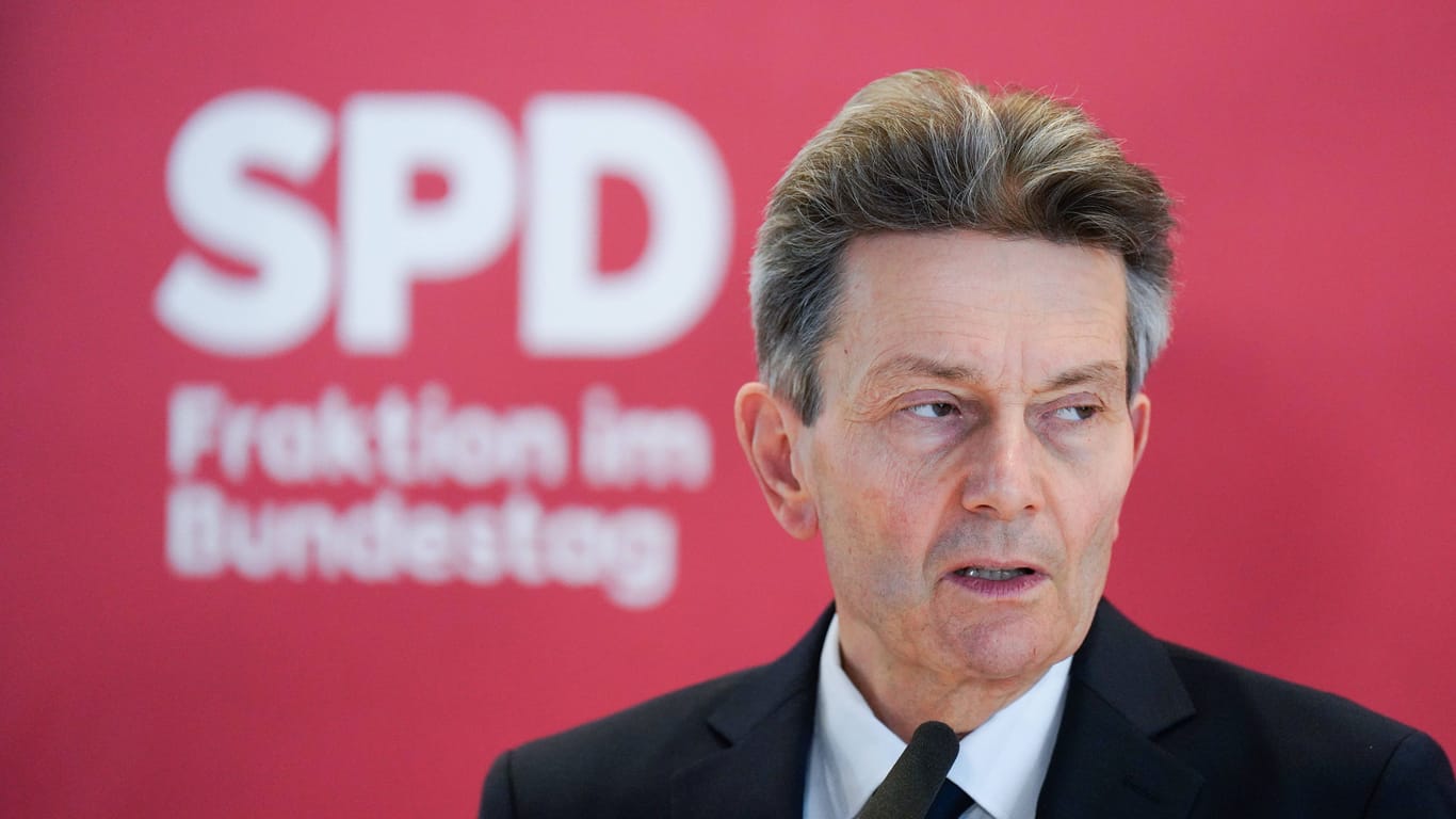 SPD-Fraktionschef Rolf Mützenich: Das Kanzleramt wachte über die strittigen Punkte im Ampel-Antrag.