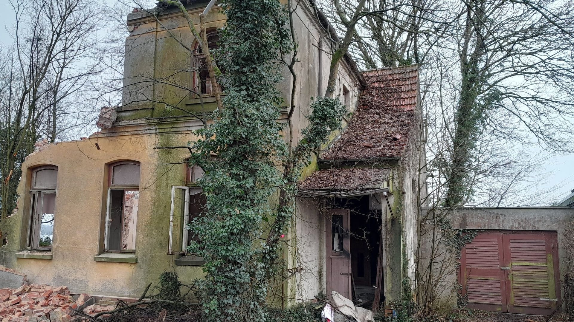 Die Villa moderte jahrzehntelang vor sich hin, bevor ihr das Feuer den Rest gab.