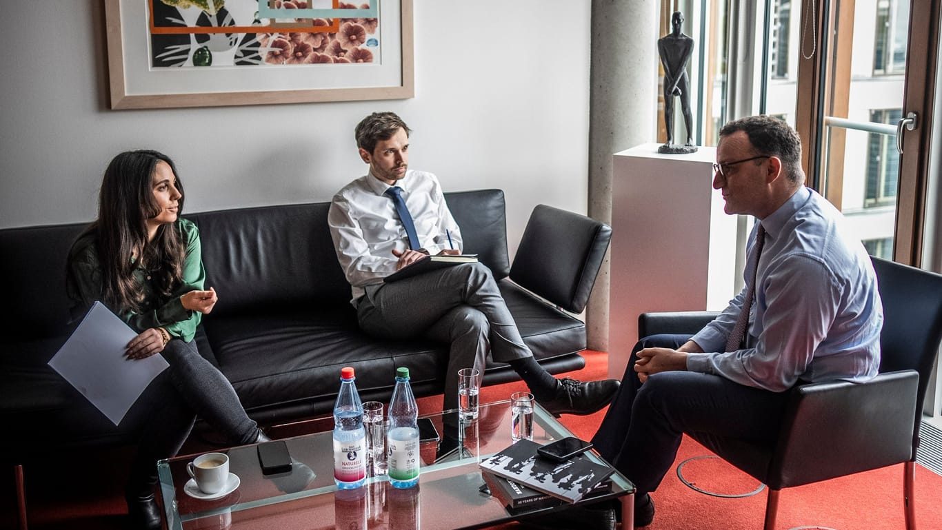 Jens Spahn (r.) im Gespräch mit den t-online-Reportern Sara Sievert und Florian Schmidt.