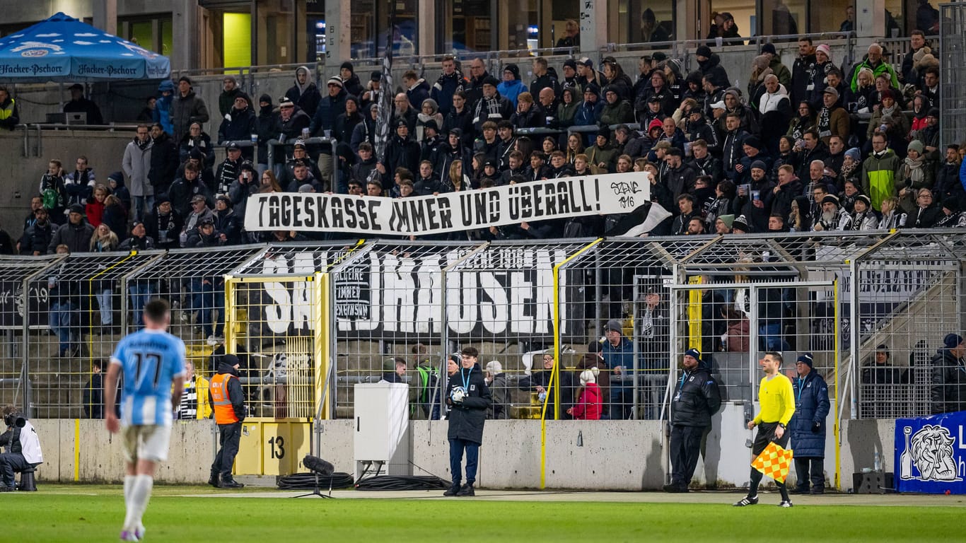 Fans des SV Sandhausen protestieren beim Gastspiel in München gegen die fehlenden Tageskassen im Grünwalder Stadion.