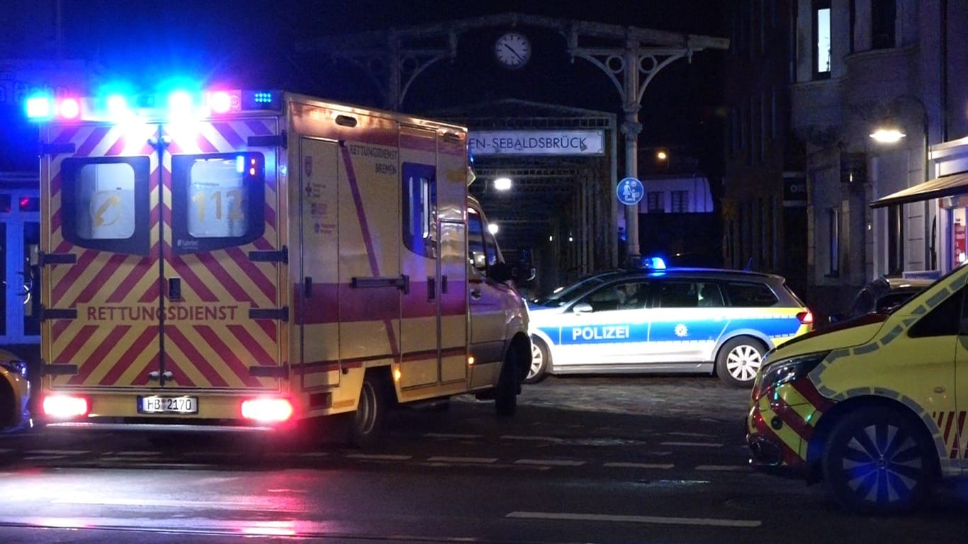 Streifenwagen und Rettungswagen sind am Samstagabend zum Bahnhof im Bremer Stadtteil Sebaldsbrück alarmiert worden.