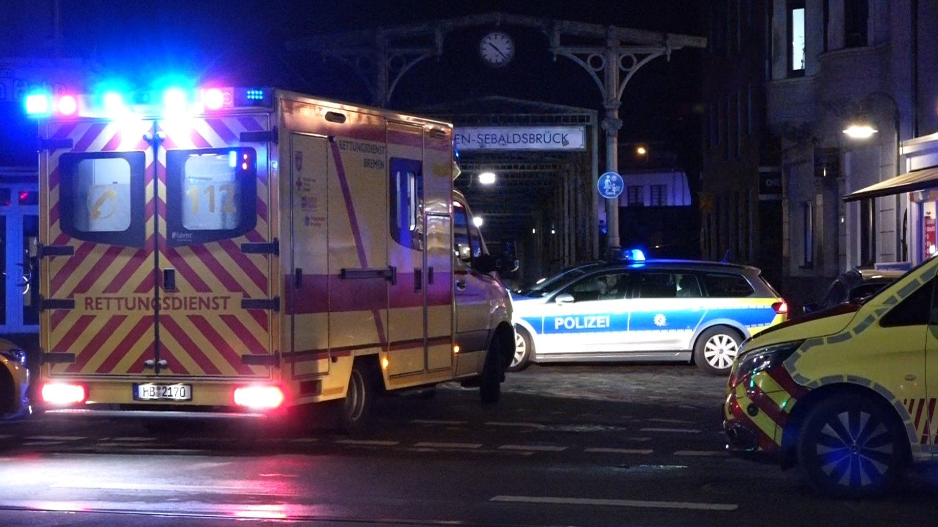 Streifenwagen und Rettungswagen sind am Samstagabend zum Bahnhof im Bremer Stadtteil Sebaldsbrück alarmiert worden.