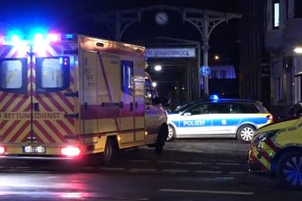 Streifenwagen und Rettungswagen sind am Samstagabend zum Bahnhof im Bremer Stadtteil Sebaldsbrück alarmiert worden.