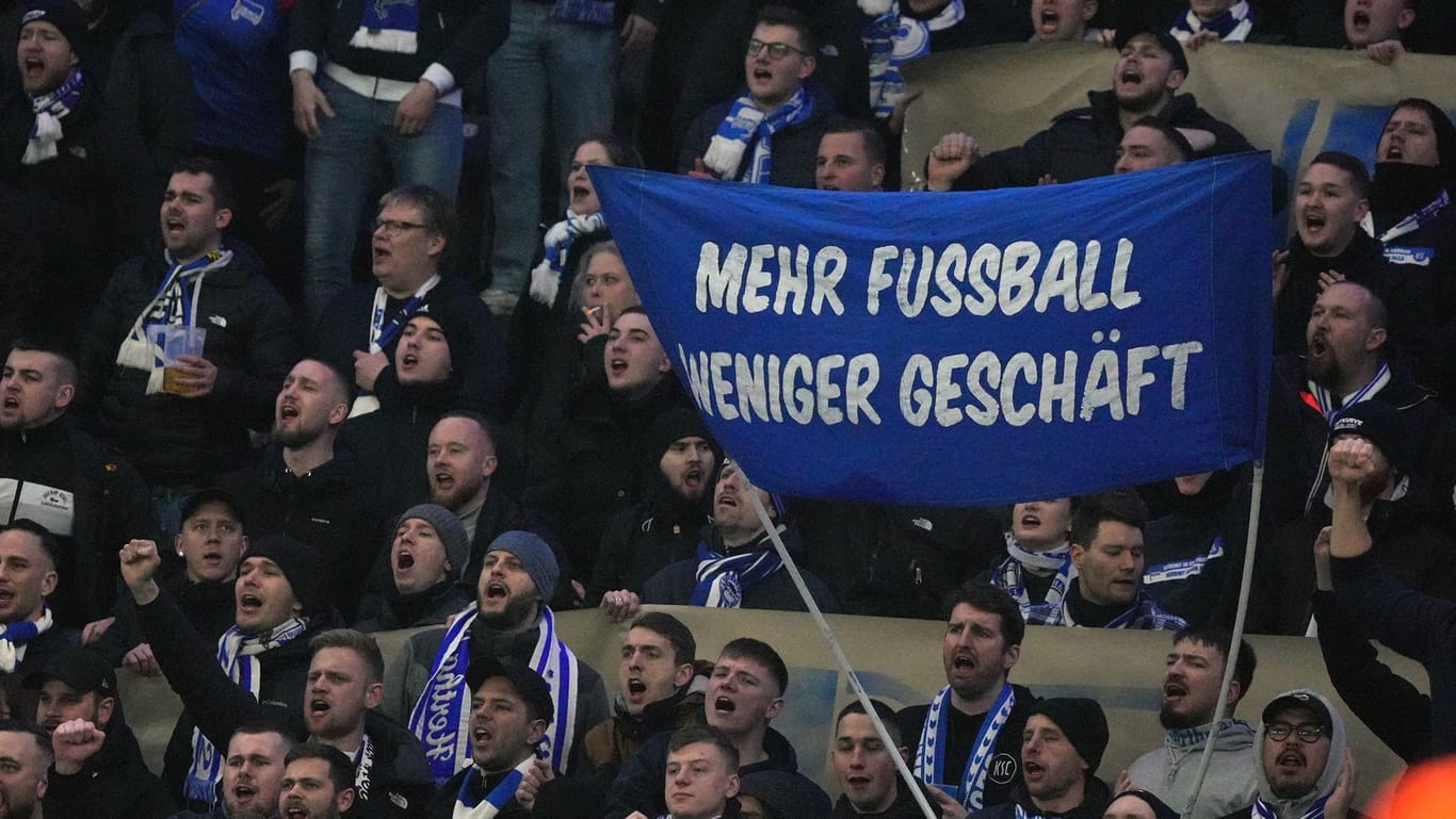 Hertha-Fans in der Ostkurve zeigen ein Transparent mit der Aufschrift "Mehr Fussball weniger Geschäft".