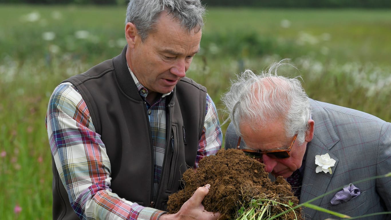 Der damalige Prinz Charles besucht einen Bauernhof. Er setzt sich für Bioanbau ein und isst selbstangebaute Lebensmittel.