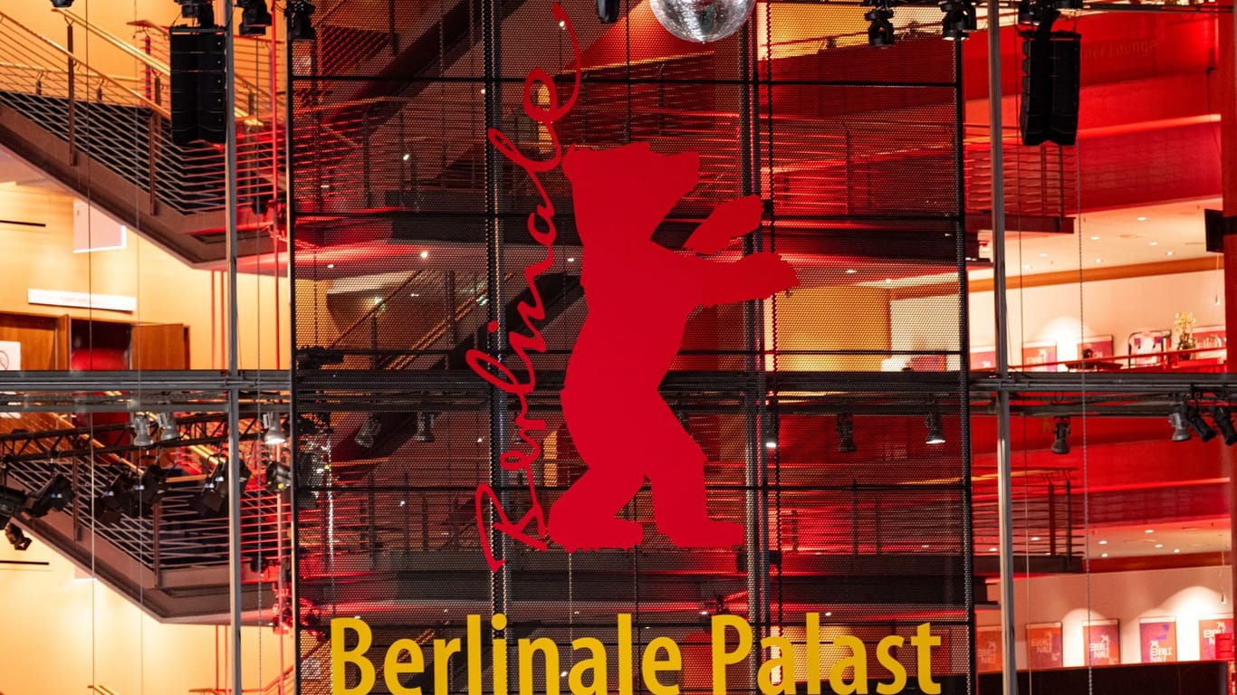 Berlin: Der Eingangsbereich am Berlinale Palast ist am frühen Morgen am Tag der Eröffnung leer. Die 74. Ausgabe der Berlinale wird am heutigen Donnerstag eröffnet.