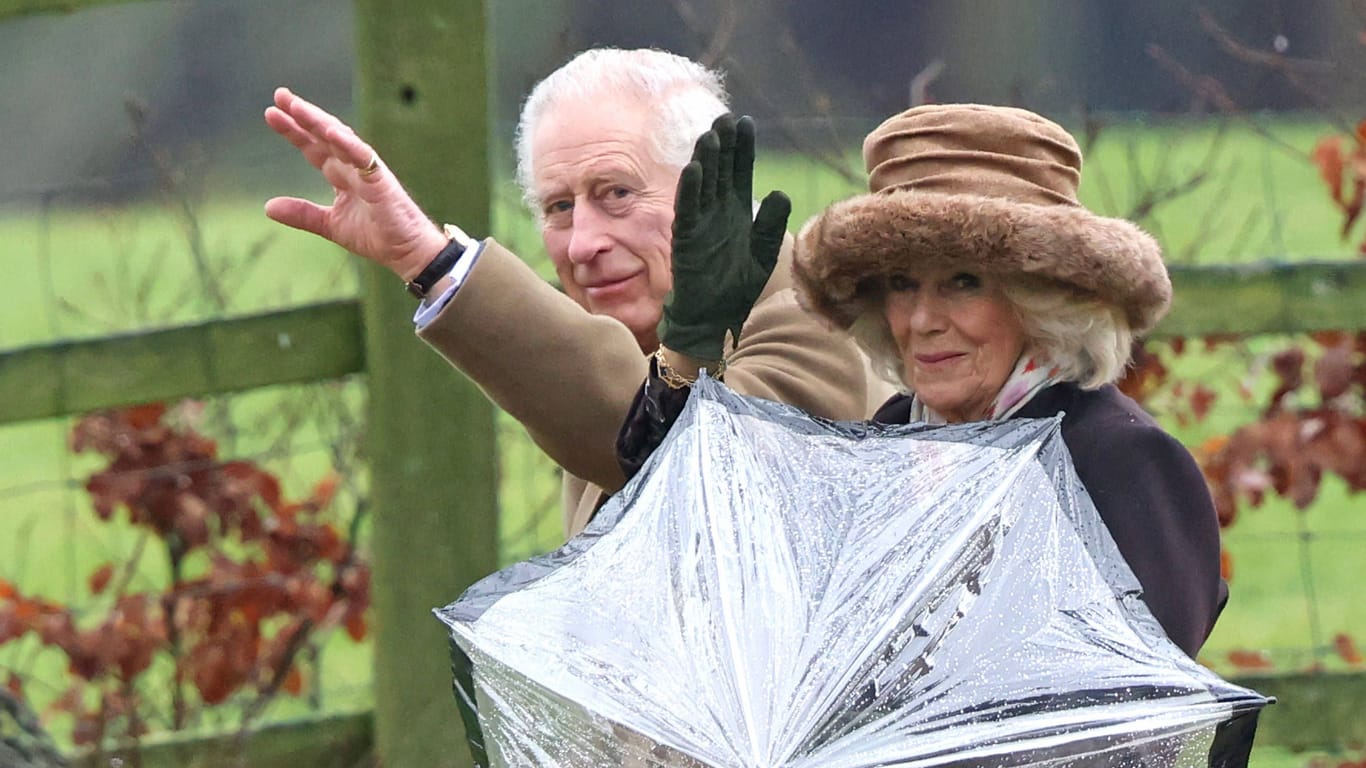 König Charles III. und Königin Camilla am 18. Februar 2024 bei ihrem Kirchgang in Sandringham.