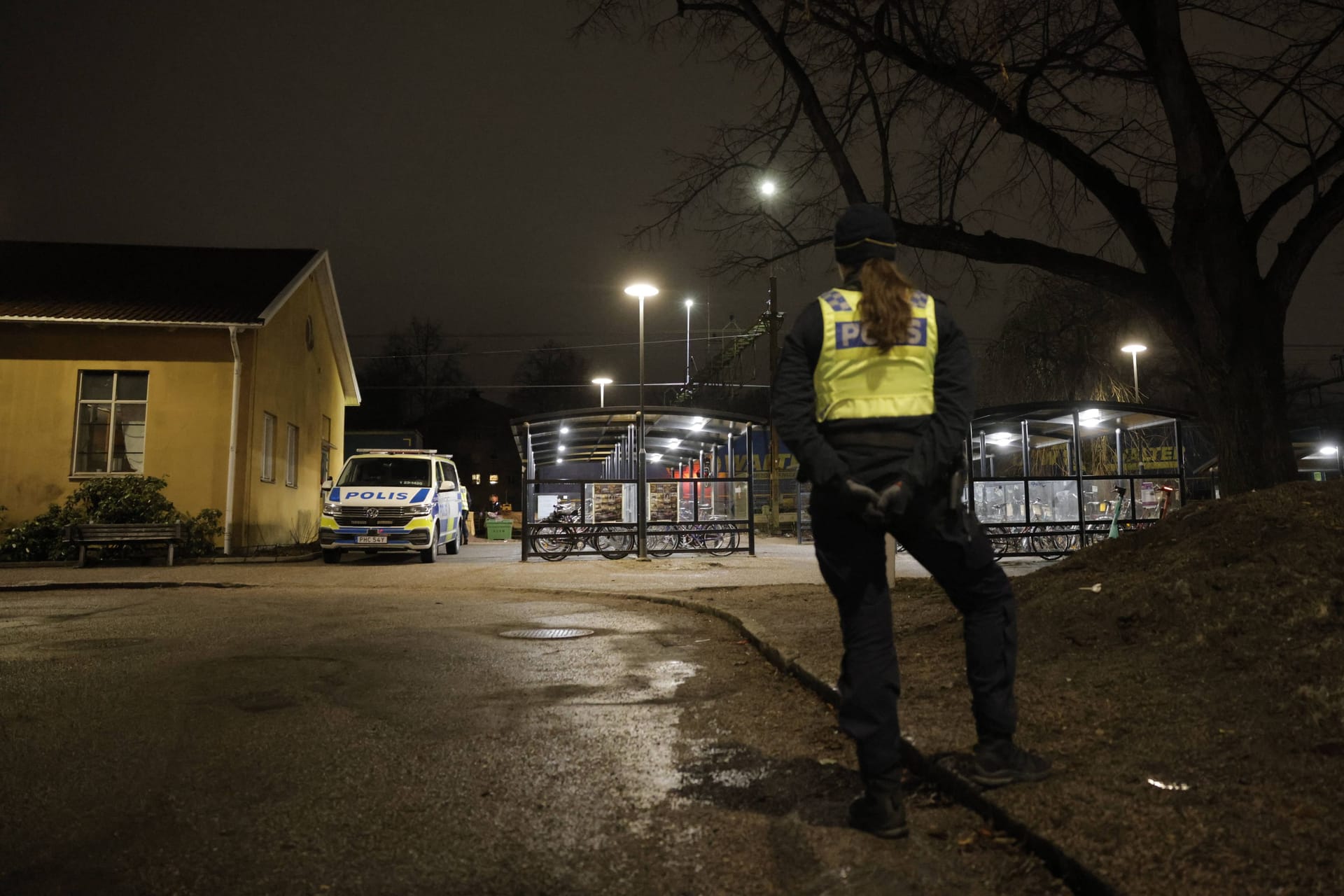 Polizistin am Bahnhof von Södra: Bei einem Unfall in Schweden sind drei Menschen gestorben.