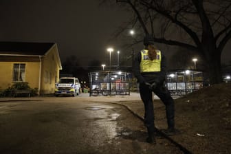 Polizistin am Bahnhof von Södra: Bei einem Unfall in Schweden sind drei Menschen gestorben.