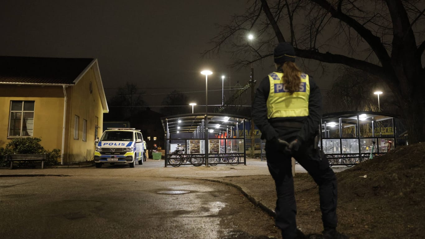 Polizistin am Bahnhof von Södra: Bei einem Unfall in Schweden sind drei Menschen gestorben.