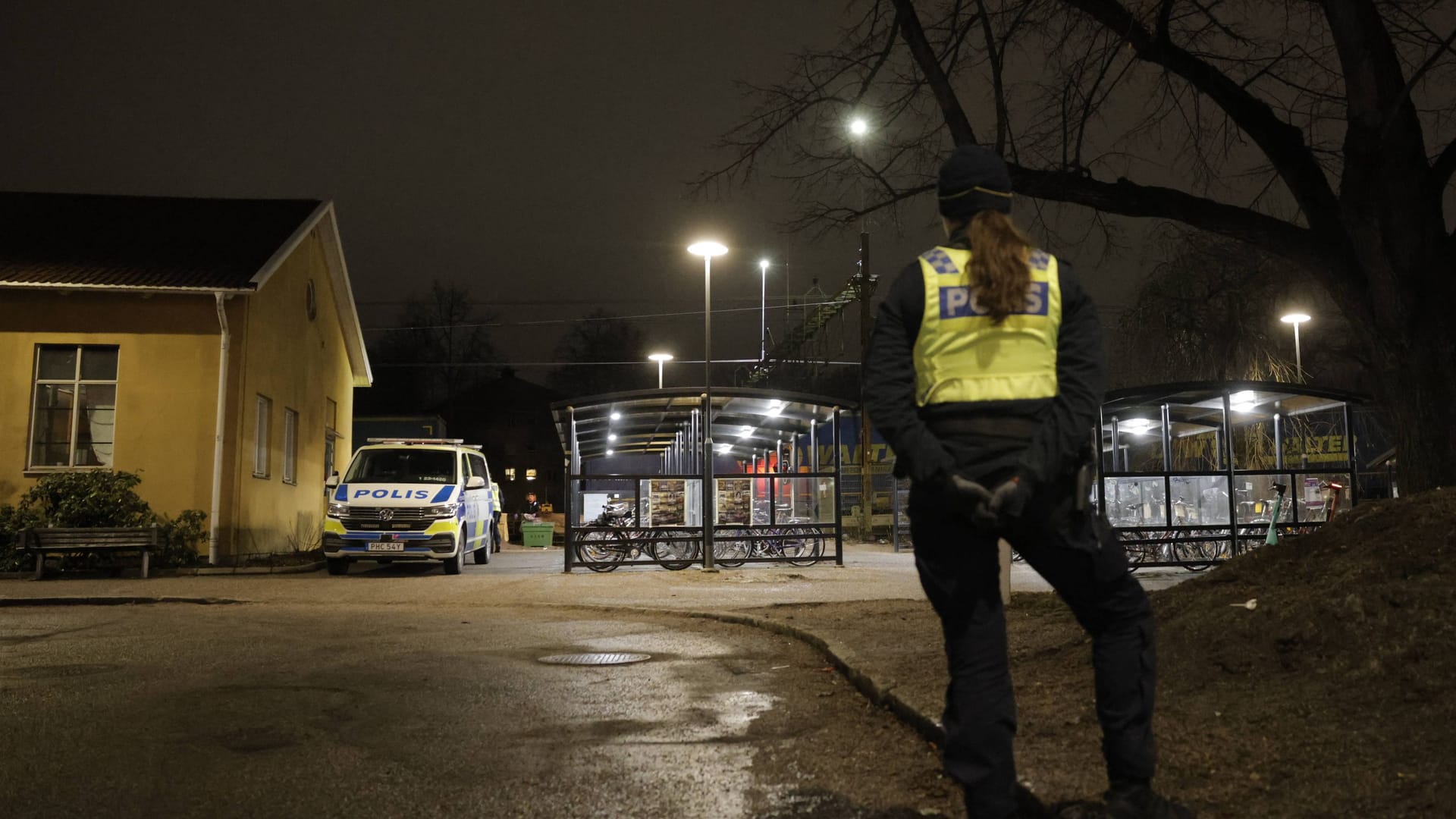 Polizistin am Bahnhof von Södra: Bei einem Unfall in Schweden sind drei Menschen gestorben.