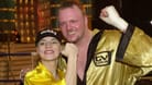 TV-Ereignis: Regina Halmich (li.) und Stefan Raab nach dem Showkampf 2001.