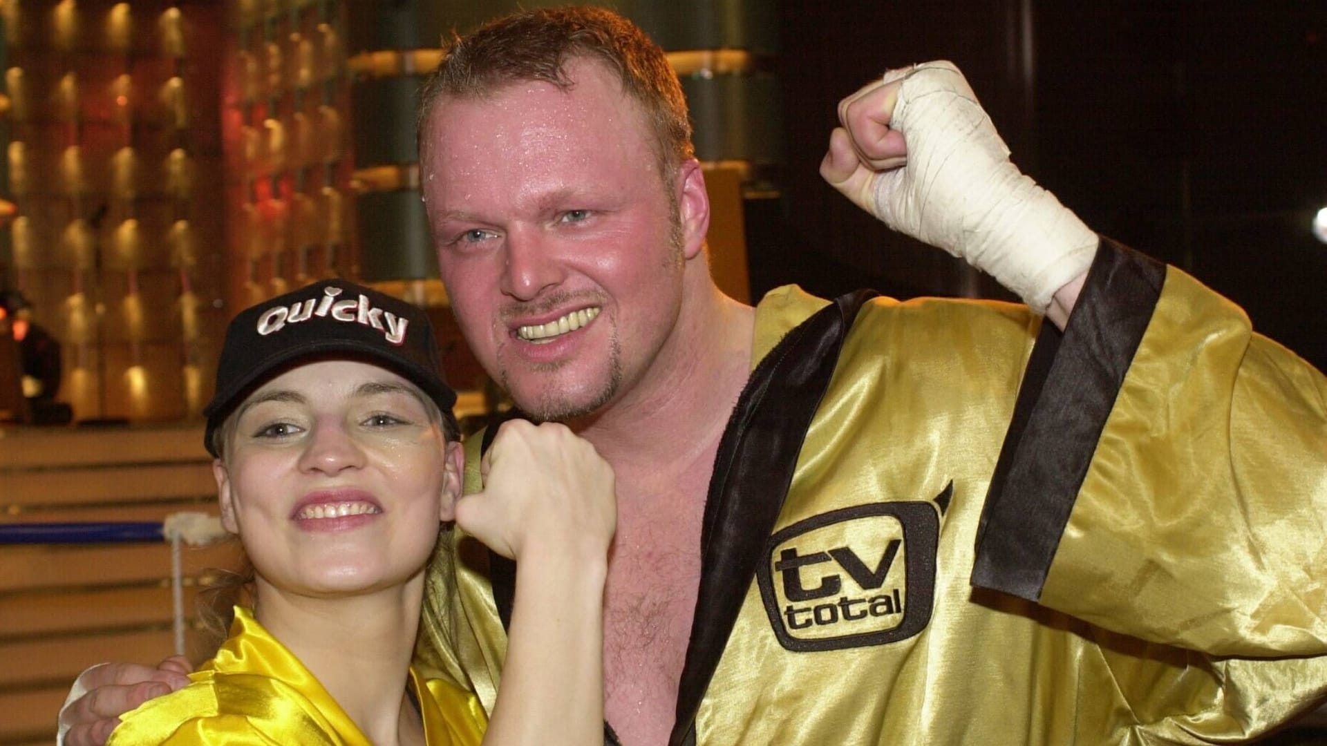 TV-Ereignis: Regina Halmich (li.) und Stefan Raab nach dem Showkampf 2001.