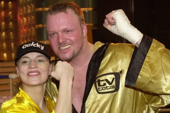 TV-Ereignis: Regina Halmich (li.) und Stefan Raab nach dem Showkampf 2001.