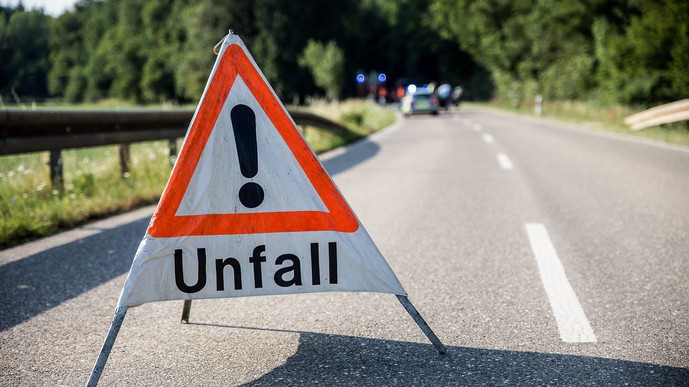 "Unfall" steht auf einem Faltsignal (Symbolbild): Nicht zum ersten Mal ist es auf der Ausweichroute der A27 zu einem Lkw-Unfall gekommen.