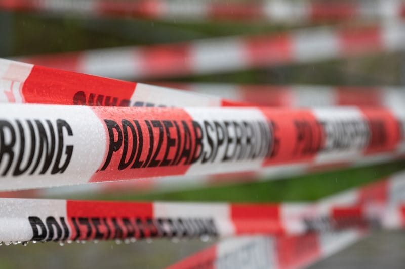 Der Einsatzort ist mit Flatterband abgesperrt: Die Polizei hat die Ermittlungen aufgenommen.