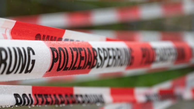 Der Einsatzort ist mit Flatterband abgesperrt: Die Polizei hat die Ermittlungen aufgenommen.