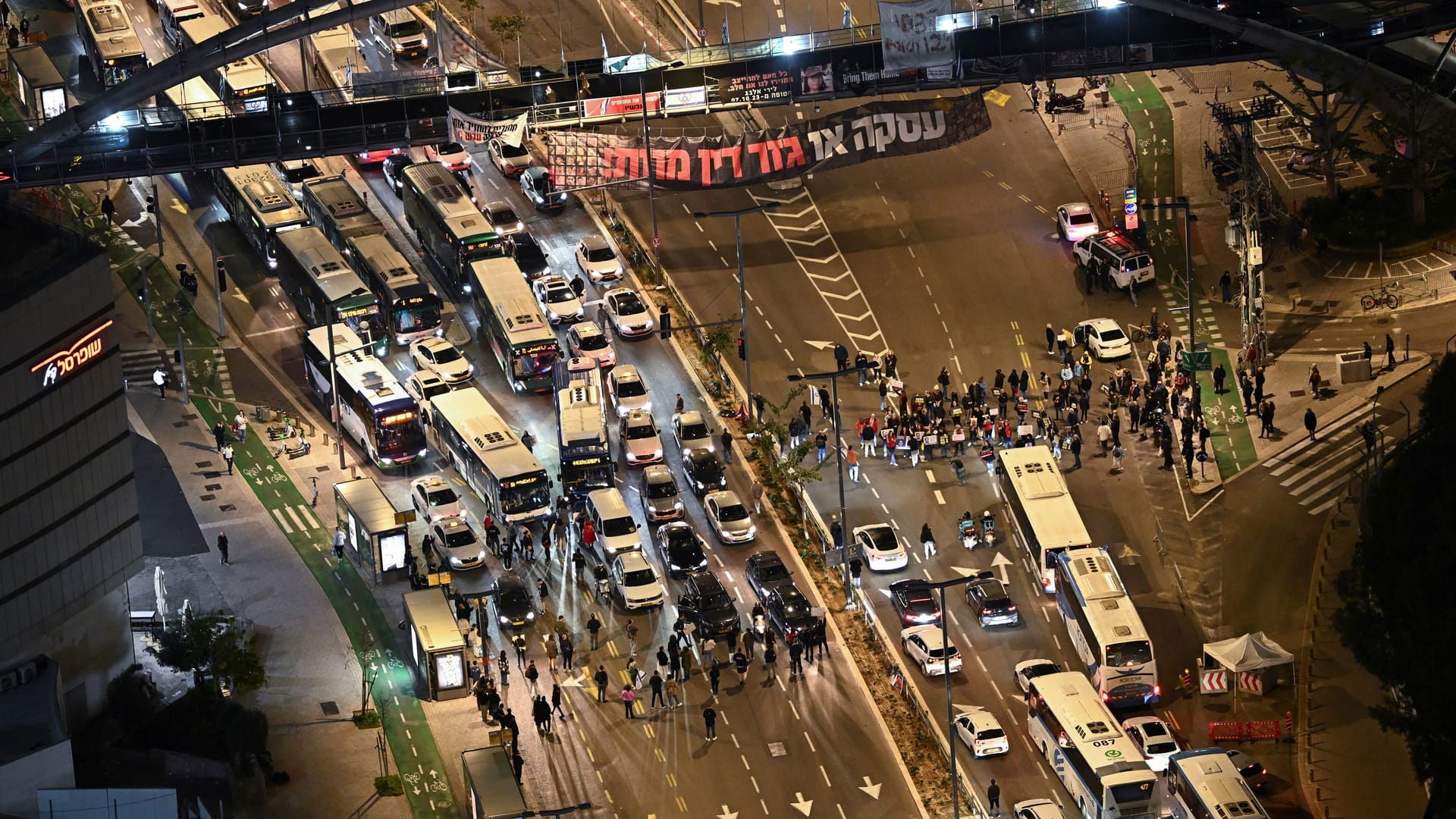 Protestierende blockieren die Straße zur Sitzung des Kriegskabinetts: Sie wollen ihre Wut zum Ausdruck bringen.