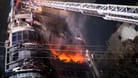Feuerwehrleute im Einsatz in Dhaka: Bei dem Brand in der Hauptstadt Bangladeschs sind mindestens 43 Menschen ums Leben gekommen.