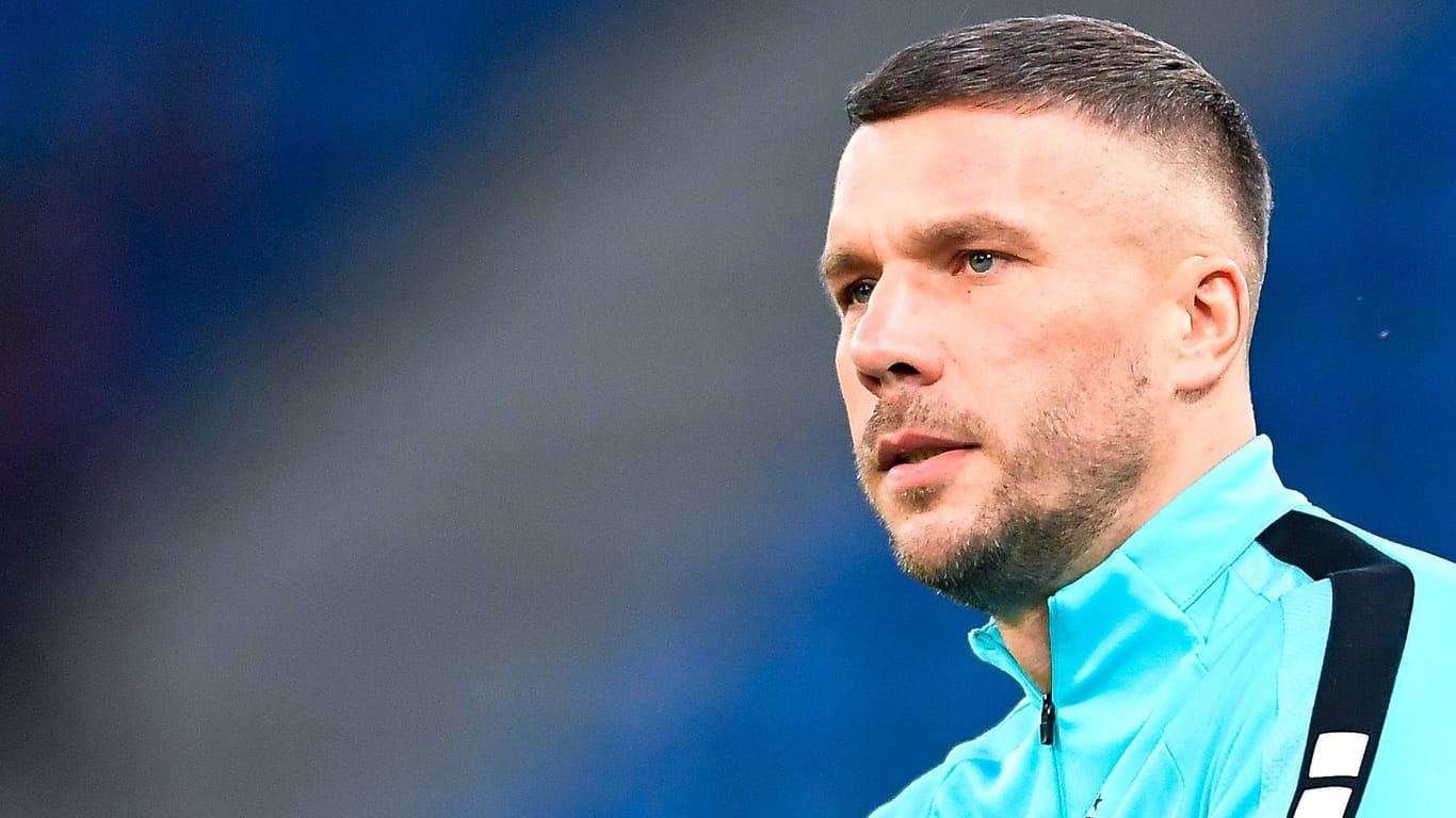 Lukas Podolski auf dem Platz (Archivfoto): Im Rheinland ist ein Verein wegen seiner neuen "Baller League" frustriert.