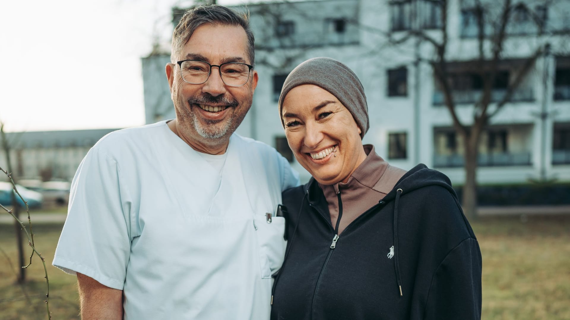Dr. Torsten Eichenauer (l.) und Ehefrau Antje: Der Neurochirurg half seiner Partnerin mit einer neuen OP-Methode. Dr. Torsten Eichenauer (l.) und Ehefrau Antje: Der Neurochirurg half seiner Partnerin mit einer neuen OP-Methode.