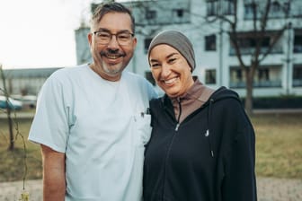 Dr. Torsten Eichenauer (l.) und Ehefrau Antje: Der Neurochirurg half seiner Partnerin mit einer neuen OP-Methode.