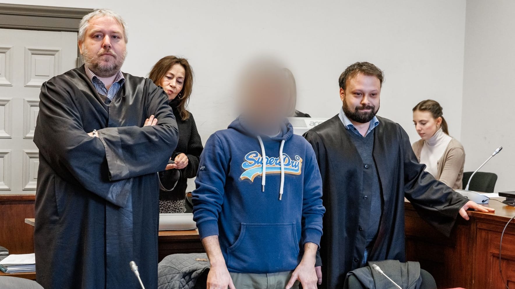 Der Angeklagte steht im Gerichtssaal zwischen seinen Anwälten: Er will nie wieder als Masseur arbeiten. Der Angeklagte steht im Gerichtssaal zwischen seinen Anwälten: Er will nie wieder als Masseur arbeiten.