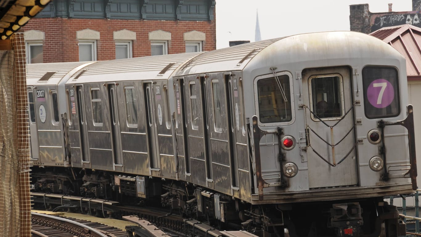 New Yorker U-Bahn (Symbolbild): Immer wieder sterben Menschen beim sogenannten S-Bahn Surfen.