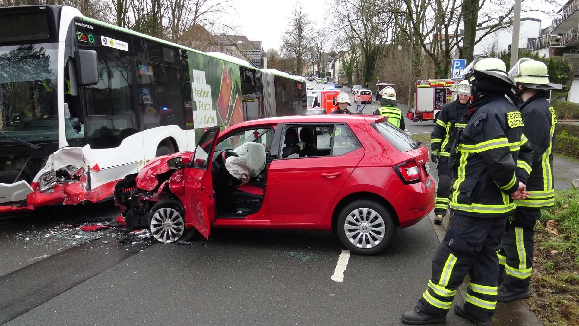 In Dortmund ist am Freitag ein Pkw mit einem Bus kollidiert.