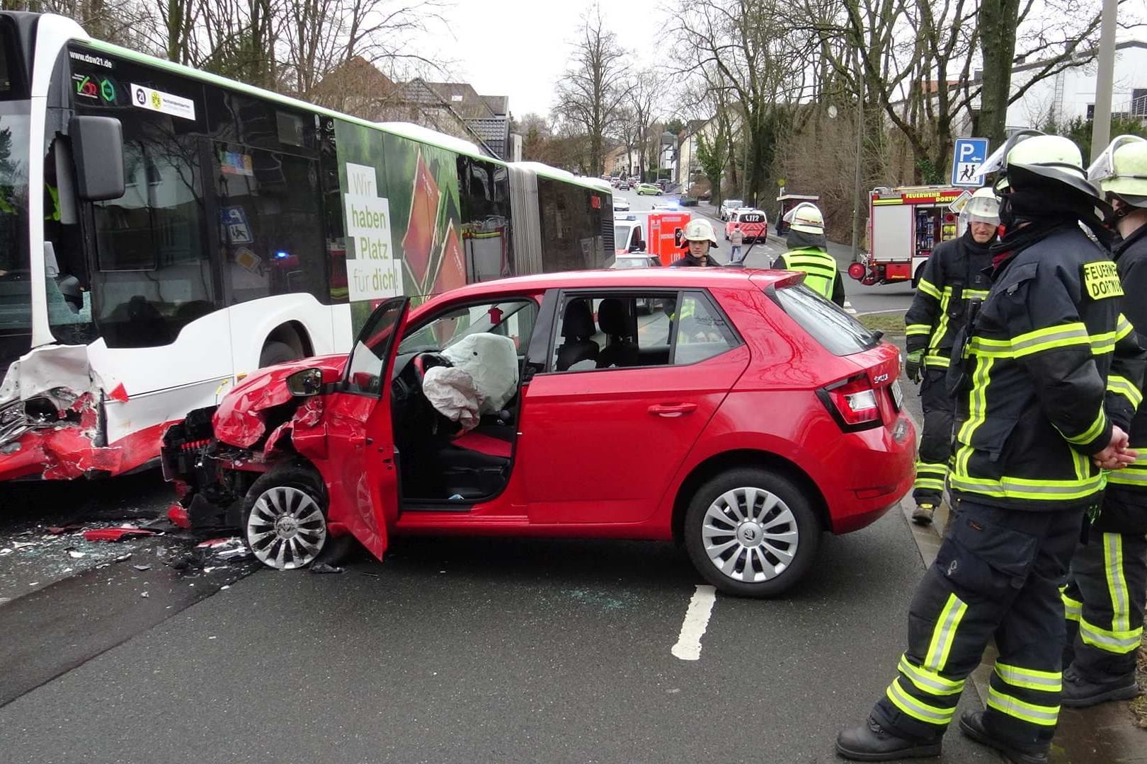 In Dortmund ist am Freitag ein Pkw mit einem Bus kollidiert.