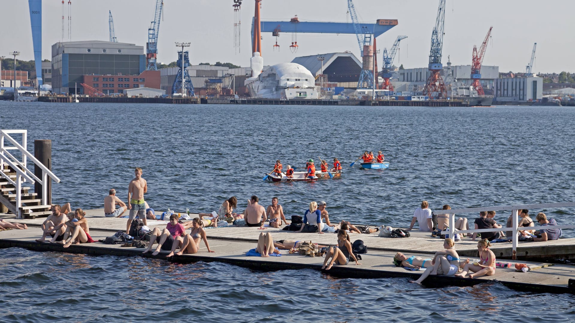 Kiel: Sonnenbad auf einem Steg an der Kieler Förde.