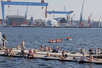 Kiel: Sonnenbad auf einem Steg an der Kieler Förde.